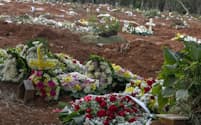 ブラジルでは死者の急増により、公共墓地には真新しい墓が並ぶ（8日、サンパウロ）