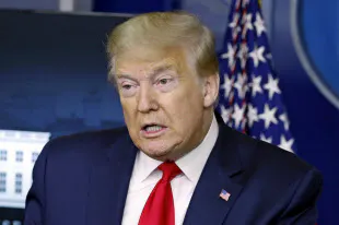 トランプ米大統領は経済活動の再開を急いでいる=AP