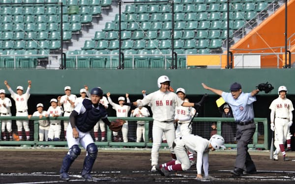 今年の高校野球春季地方大会は沖縄県だけで開催されたが、それも途中で打ち切りとなった=共同