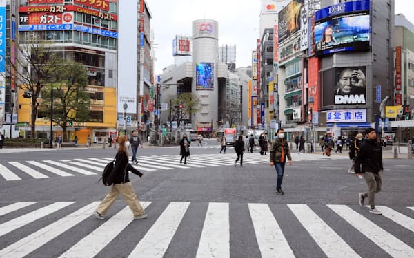 外出自粛で人出が減った東京都渋谷区のスクランブル交差点。飲食や小売りに打撃