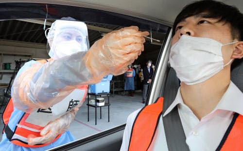 PCR検査で感染を確認されていない死亡者が潜む可能性がある(愛知県豊明市の検査デモ)