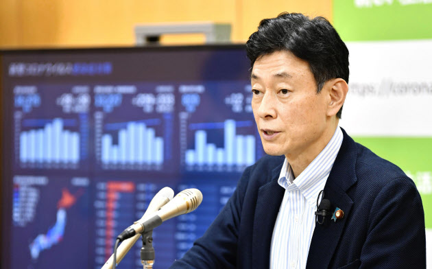 記者会見する西村経済再生相(24日午後、内閣府)=共同 記者会見する西村経済再生相(24日午後、内閣府)=共同