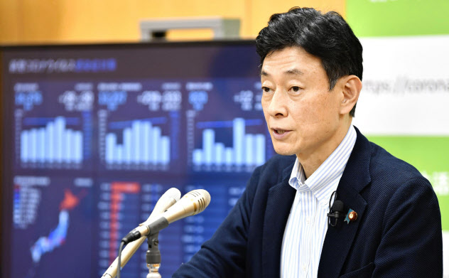 記者会見する西村経財相(24日、内閣府)=共同 記者会見する西村経財相(24日、内閣府)=共同
