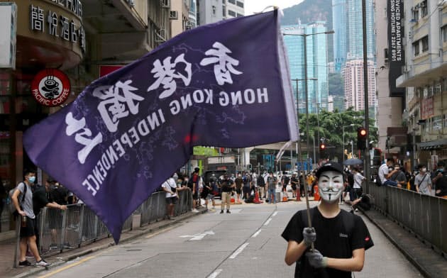 香港では24日、社会統制を強める中国政府の動きに反対する数千人規模のデモがあった=ロイター 香港では24日、社会統制を強める中国政府の動きに反対する数千人規模のデモがあった=ロイター