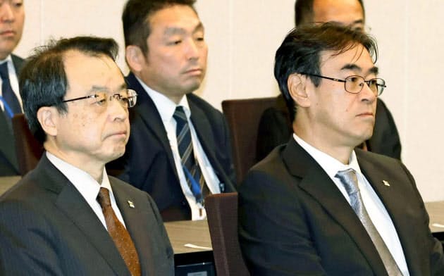 賭けマージャン問題で辞職した東京高検の黒川弘務前検事長(右)。左は26日付で東京高検検事長に就いた林真琴氏(2月、法務省)=共同 賭けマージャン問題で辞職した東京高検の黒川弘務前検事長(右)。左は26日付で東京高検検事長に就いた林真琴氏(2月、法務省)=共同