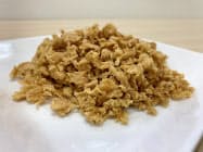 大豆を最適な比率で混ぜて熱や圧力を加えて、乾燥した植物肉の原料にする 大豆を最適な比率で混ぜて熱や圧力を加えて、乾燥した植物肉の原料にする