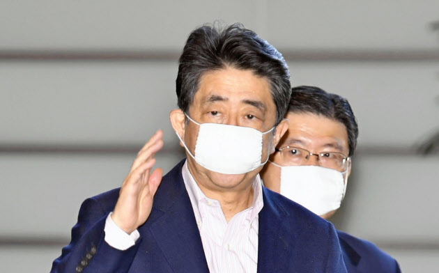 首相官邸に入る安倍首相(24日)=共同 首相官邸に入る安倍首相(24日)=共同