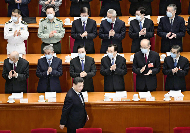 中国全人代に出席した地方代表らはマスク姿だ(2020年5月22日、人民大会堂)=共同 中国全人代に出席した地方代表らはマスク姿だ(2020年5月22日、人民大会堂)=共同