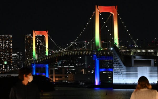 7色にライトアップされたレインボーブリッジ(東京都港区)=柏原敬樹撮影