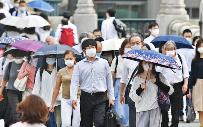 マスクを着けて出勤する人たち(25日、大阪市北区) マスクを着けて出勤する人たち(25日、大阪市北区)
