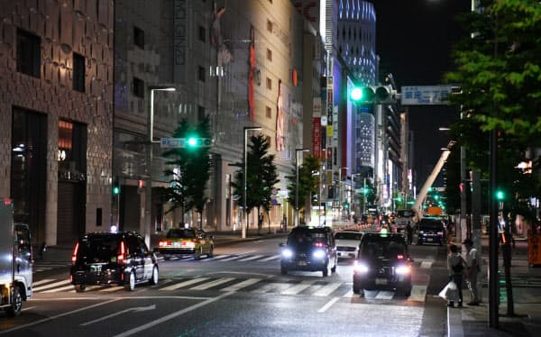 空車のタクシーが目立つ銀座・中央通り(東京都中央区)=野岡香里那撮影