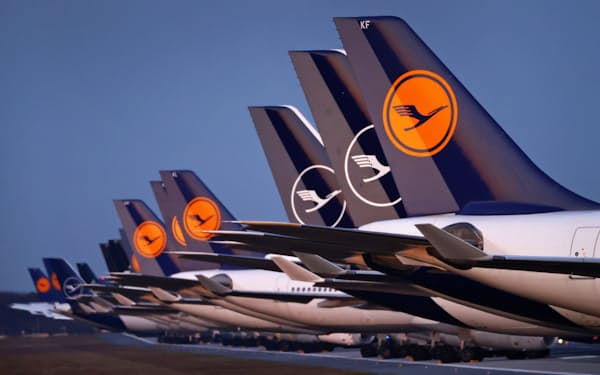フランクフルト国際空港に駐機中のルフトハンザの航空機（3月）=ロイター
