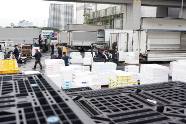 緊急事態宣言解除から一夜明けた豊洲市場(26日午前、東京都江東区)=藤井凱撮影