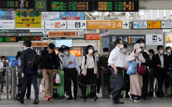 マスク姿で通勤する人たち(26日午前、JRさいたま新都心駅)=淡嶋健人撮影