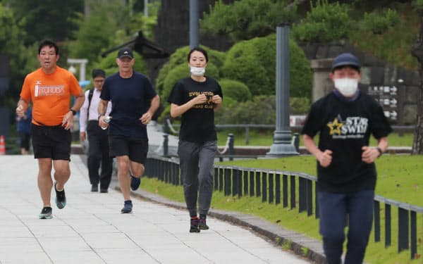 皇居周辺でランニングする人たち(26日午前、東京千代田区)