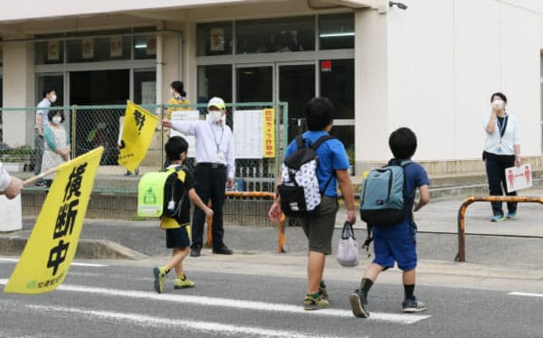 分散登校が始まり、登校する児童(26日午前、千葉市美浜区の市立磯辺第三小学校)=今村幸祐撮影