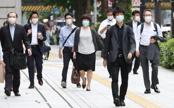 職場に向かう人たち(26日午前、東京・大手町)