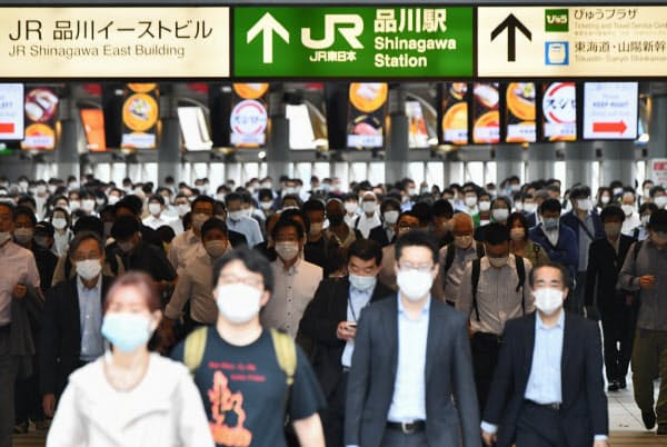 マスク姿で通勤する人たち(26日午前、JR品川駅)=藤井凱撮影