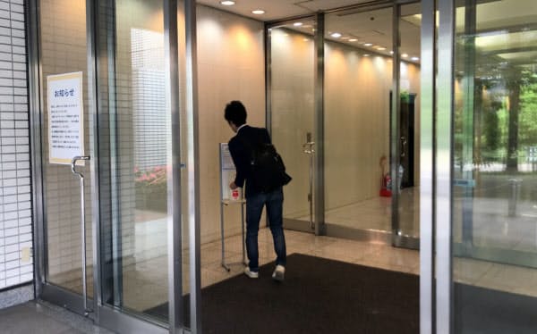 シェアオフィス利用者は入室する前に念入りに手の消毒をしていた(26日午前、東京都品川区)