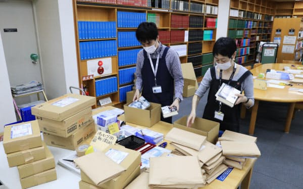 休館していた世田谷区立中央図書館では22日から予約済みの本を無料で郵送するサービスを始めている(26日午前、東京都世田谷区)=小園雅之撮影