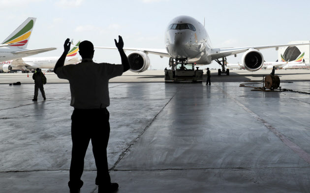 エチオピア航空は旅客機を貨物機に転用して貨物輸送に備える=ロイター エチオピア航空は旅客機を貨物機に転用して貨物輸送に備える=ロイター