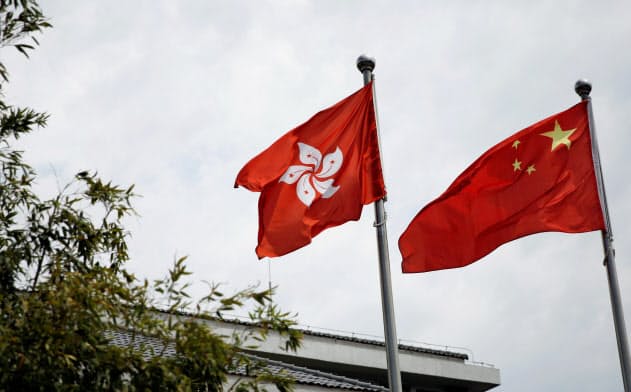 香港の「一国二制度」が揺れている(北京ではためく香港と中国の旗)=ロイター 香港の「一国二制度」が揺れている(北京ではためく香港と中国の旗)=ロイター