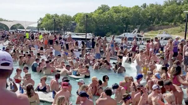 米ミズーリ州のオザークス湖には観光客が殺到した(23日、SNS上の映像から)=ロイター