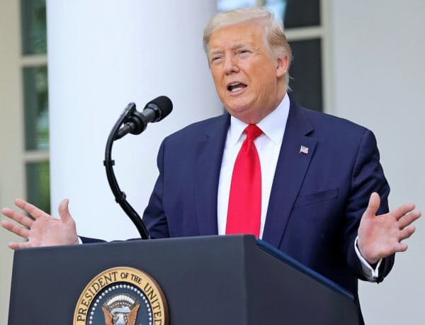 26日、ホワイトハウスで記者会見するトランプ米大統領=ロイター