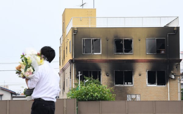 京アニ放火殺人 青葉容疑者を逮捕 手続き異例ずくめ 日本経済新聞