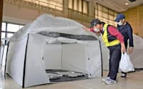 避難所の「3密」を防ぐため設置された簡易テント(5月16日、福島市の防災訓練）