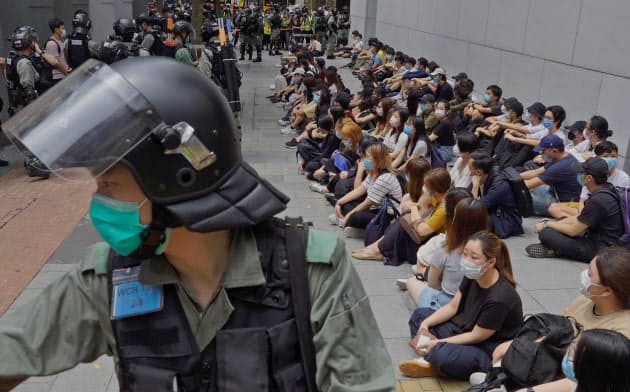 違法集会などの疑いで多くの若者が逮捕された(27日、香港)=AP 違法集会などの疑いで多くの若者が逮捕された(27日、香港)=AP