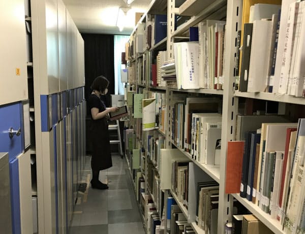 近世の古文書や近現代の公文書、様々な生活文化の資料など、分室も合わせ33万点以上を収蔵する