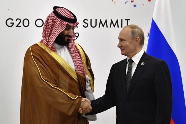 プーチン氏(右)とサウジアラビアのムハンマド皇太子は電話協議でOPECプラスの協調減産を巡る調整継続で一致した(2019年6月、大阪)=AP プーチン氏(右)とサウジアラビアのムハンマド皇太子は電話協議でOPECプラスの協調減産を巡る調整継続で一致した(2019年6月、大阪)=AP
