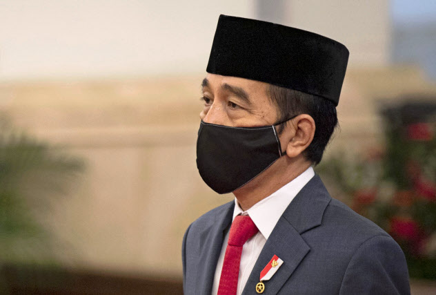 マスクを着用してインドネシア最高裁長官の就任式に臨むジョコ大統領(4月)=AP マスクを着用してインドネシア最高裁長官の就任式に臨むジョコ大統領(4月)=AP