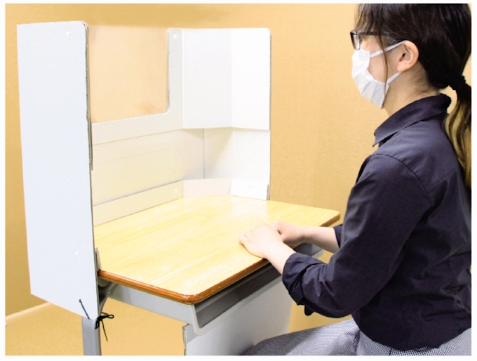 新型コロナ 学校机のコロナ対策 段ボールで 出羽紙器製作所 日本経済新聞