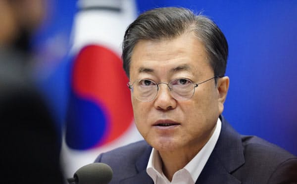 制限を緩めた韓国では集団感染が相次ぎ、制限緩和の基準とした「1日50人」の感染者数を3週間ぶりに上回った(文在寅大統領)=韓国大統領府提供