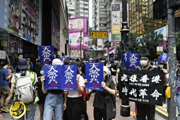 24日、香港の繁華街コーズウェイベイ(銅鑼湾)に集まったデモ参加者(共同) 24日、香港の繁華街コーズウェイベイ(銅鑼湾)に集まったデモ参加者(共同)
