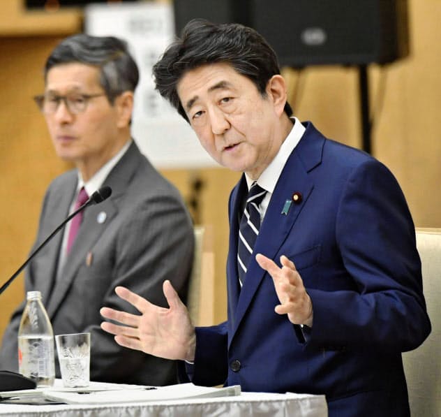 25日、緊急事態宣言全面解除について記者会見する安倍首相(右)=共同 25日、緊急事態宣言全面解除について記者会見する安倍首相(右)=共同
