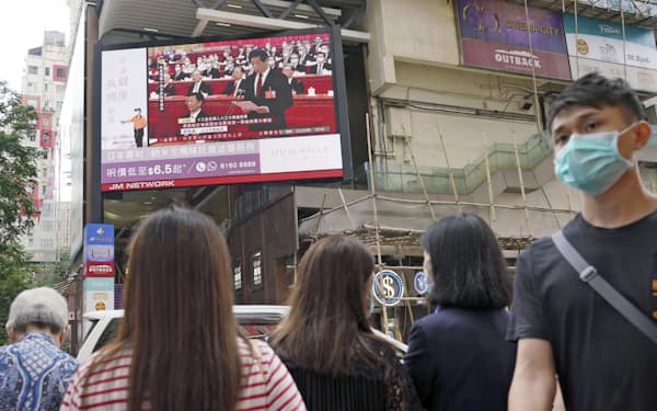 28日、香港の街頭で中国全人代を映す大型画面=共同