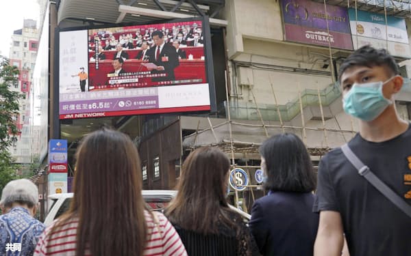 28日、香港の街頭で中国全人代を映す大型画面=共同