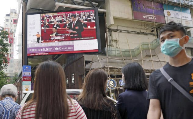 28日、香港の街頭で中国全人代を映す大型画面=共同 28日、香港の街頭で中国全人代を映す大型画面=共同