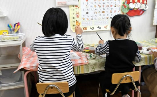 政府は中学生以下の子どもがいる世帯に支給する児童手当の拡充を対策の柱に据えた