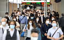 マスク姿で通勤する人たち(29日、名古屋市中村区) マスク姿で通勤する人たち(29日、名古屋市中村区)