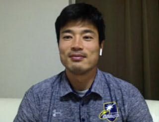 インターネット上でインタビューに答える山田章仁