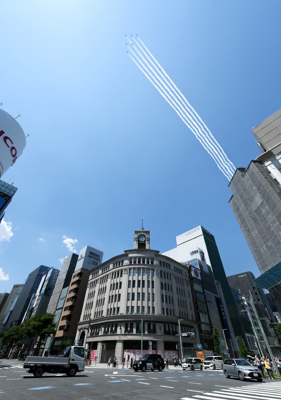 新型コロナ 医療従事者に感謝を ブルーインパルスが都心を飛行 日本経済新聞