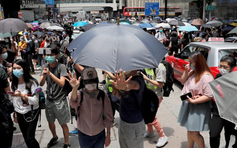国家安全法に抗議する人たち(27日、香港)=ロイター 国家安全法に抗議する人たち(27日、香港)=ロイター