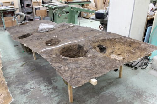 地表面のシリコーンを除去し、展示台を取り付ける前の状態(2019年、京都市にあるスタジオ三十三の作業場)