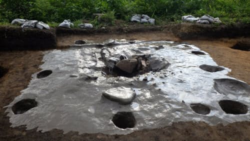 精錬鍛冶炉の遺構表面にシリコーンを塗布（2019年、鳥取県日南町の新屋宮ノ段遺跡）