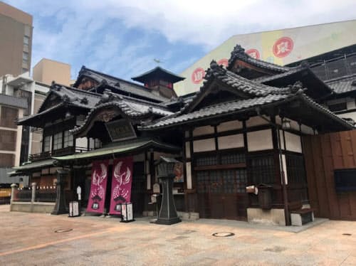 観光業はコロナ禍の打撃が大きい(写真は松山市の道後温泉本館)