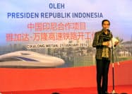 ジャカルタとバンドンを結ぶ高速鉄道の起工式でスピーチするジョコ大統領(2016年1月) ジャカルタとバンドンを結ぶ高速鉄道の起工式でスピーチするジョコ大統領(2016年1月)